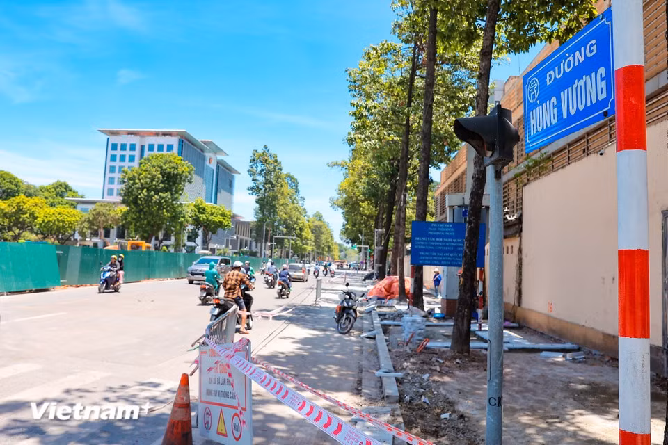 El proyecto de ampliación de la calle Hung Vuong, desde la calle Tran Phu hasta la calle Nguyen Thai Hoc, se lleva a cabo para organizar actividades como el desfile y la marcha por el 80.º aniversario de la Revolución de Agosto y el Día Nacional. (Foto: Vietnam+)