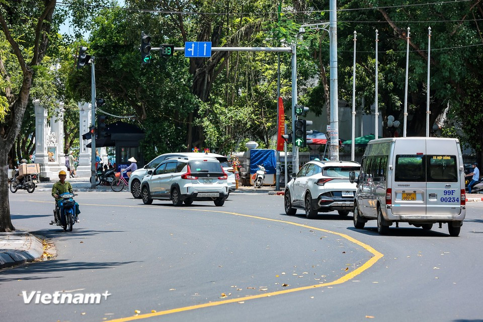 La barrera divisoria de la calle Hung Vuong, desde la intersección de Phan Dinh Phung hasta la intersección de Quan Thanh, también se ha eliminado. (Foto: Vietnam+)