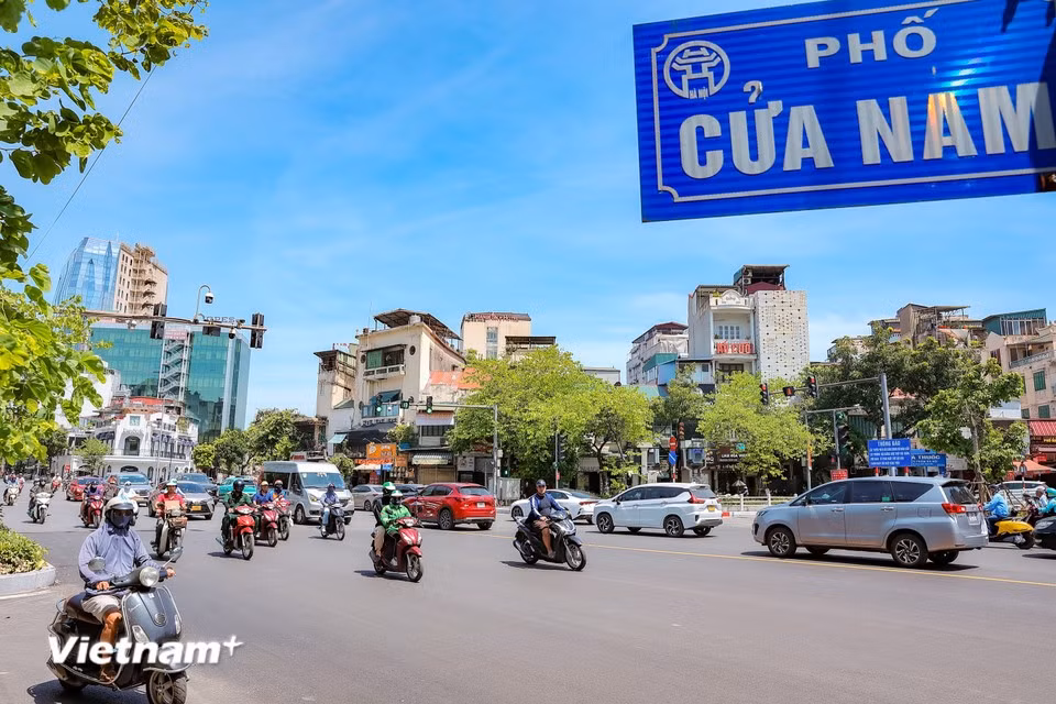 En la intersección de siete vías de Cua Nam, se ha retirado la barrera divisoria en la intersección de Trang Thi hacia Hang Bong-Dien Bien Phu. (Foto: Vietnam+)
