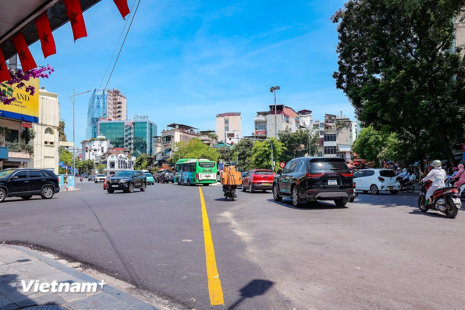 Muchas barreras divisorias en calles céntricas de Hanoi, como Dien Bien Phu, Trang Thi, Hung Vuong y Thanh Nien, se han desmantelado y reemplazado por líneas pintadas, y las calles se han ensanchado para celebrar el 80.º aniversario de la Revolución de Agosto y el Día Nacional. (Foto: Vietnam+)