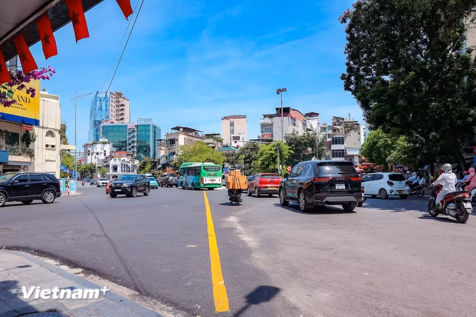 Muchas barreras divisorias en calles céntricas de Hanoi, como Dien Bien Phu, Trang Thi, Hung Vuong y Thanh Nien, se han desmantelado y reemplazado por líneas pintadas, y las calles se han ensanchado para celebrar el 80.º aniversario de la Revolución de Agosto y el Día Nacional. (Foto: Vietnam+)