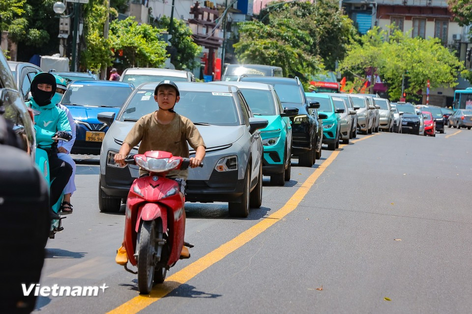 En la calle Dien Bien Phu, la barrera divisoria se ha sustituido por una franja de pintura amarilla. La calzada también se está pavimentando gradualmente con una nueva capa de asfalto. (Foto: Vietnam+)
