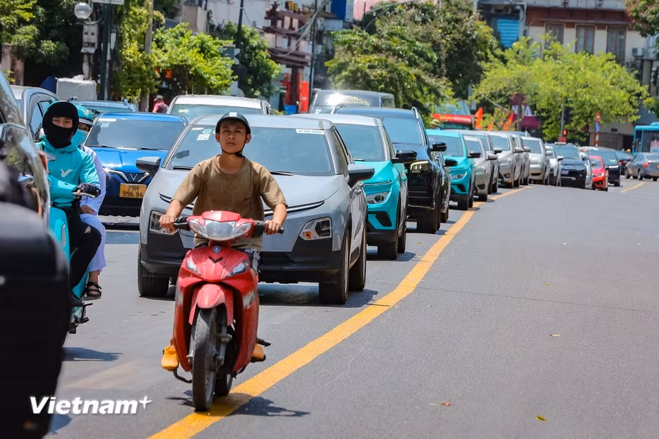 En la calle Dien Bien Phu, la barrera divisoria se ha sustituido por una franja de pintura amarilla. La calzada también se está pavimentando gradualmente con una nueva capa de asfalto. (Foto: Vietnam+)