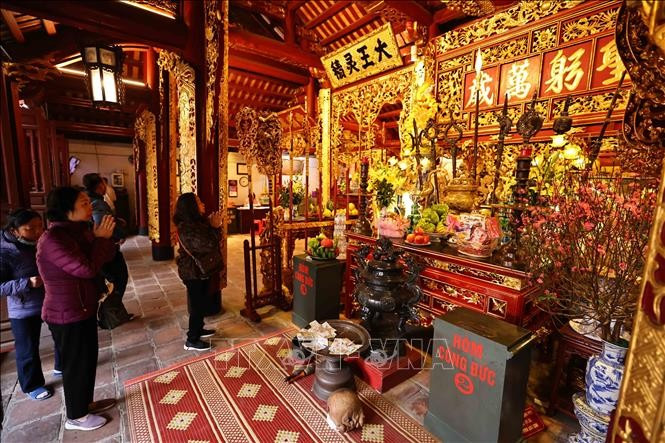 La adoración en el templo Kim Lien durante el Año Nuevo Lunar ejemplifica la tradición espiritual vietnamita de orar por la prosperidad y la buena fortuna para el nuevo año. (Foto: VNA)