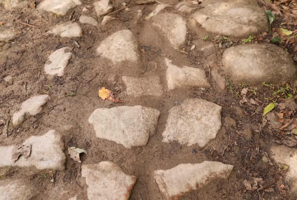 La carretera está formada por bloques de piedra dispuestos de manera compacta, y su ancho es de aproximadamente 3 metros. Foto: VNA