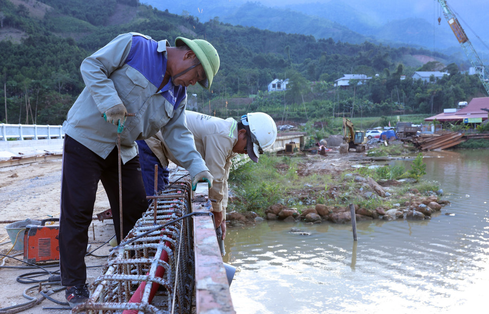 Los trabajadores están trabajando en la construcción de la barandilla del puente An Luong, en la comuna de Mo Vang, provincia de Lao Cai. Foto: VNA