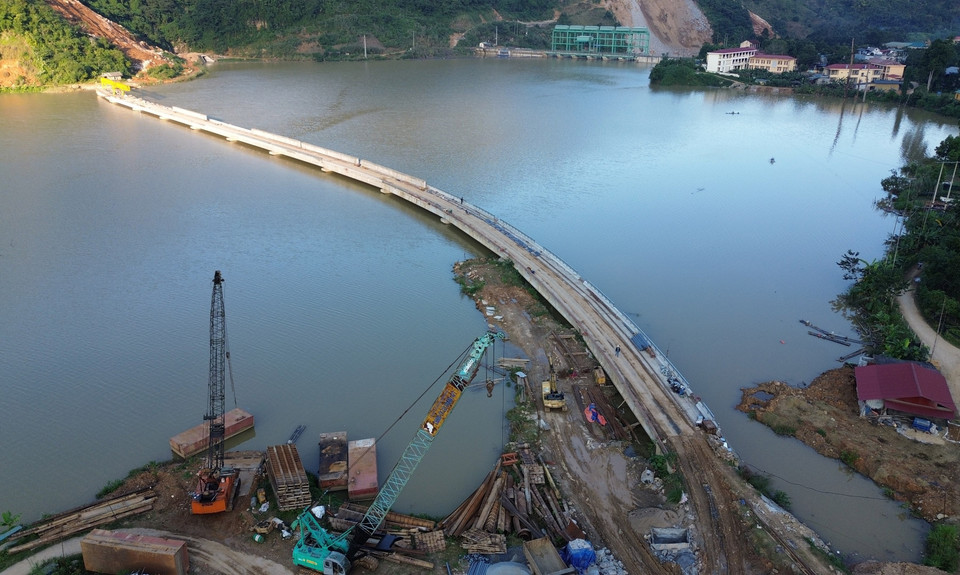 El puente An Luong, en la comuna de Mo Vang, provincia de Lao Cai, es el puente más largo de la ruta y está siendo construido con urgencia por el contratista para cumplir con el progreso de toda la ruta. Foto: VNA