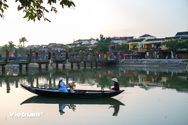 La tranquilidad de la ciudad antigua a primera hora de la mañana, junto con el río Hoai al amanecer, también ofrece a muchos turistas la oportunidad de experimentar y fotografiar. (Foto: Vietnam+)