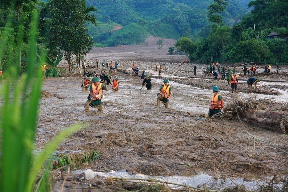 Fuerzas militares se desplegaron para buscar víctimas desaparecidas debido a deslizamientos de tierra en la aldea de Nu, comuna de Phuc Khanh, distrito de Bao Yen, provincia de Lao Cai, el 12 de septiembre de 2024. (Foto: VNA)