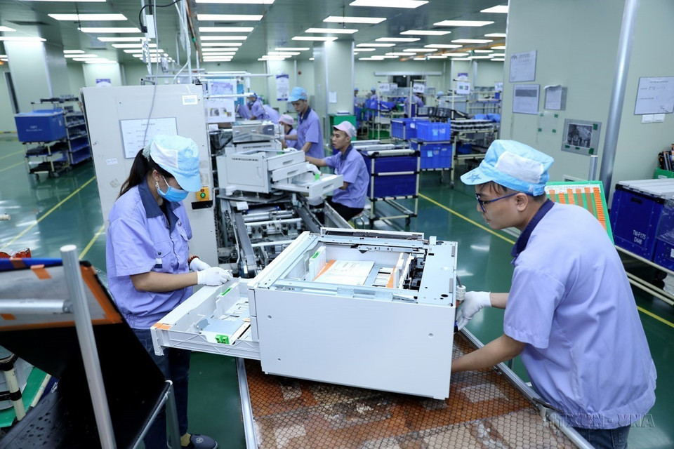 La empresa de industria de precisión EVA, con inversión de Hong Kong (China) en el parque industrial y área urbana VSIP Hai Phong, se especializa en la fabricación de componentes electrónicos para máquinas de oficina. Foto: VNA