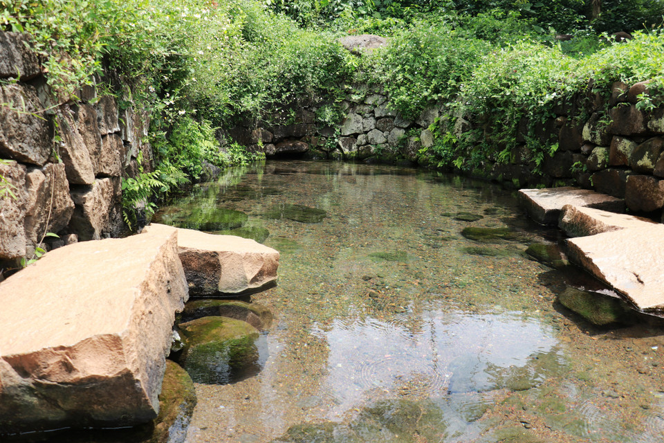 Fuente de agua fresca y clara en el antiguo pozo. (Foto: VNA)