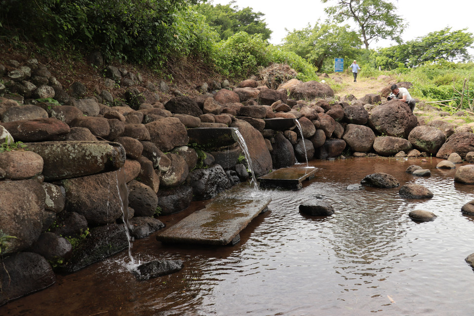 La característica más destacada del antiguo sistema de pozos de Gio An es que se construyó ordenando piedras para aprovechar las fuentes de agua subterráneas, lo que facilita la vida diaria y la producción agrícola. (Foto: VNA)