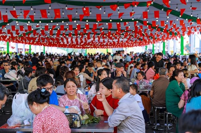 El espacio gastronómico atrae a numerosos turistas que desean disfrutar de la cocina vietnamita. (Foto: VNA)