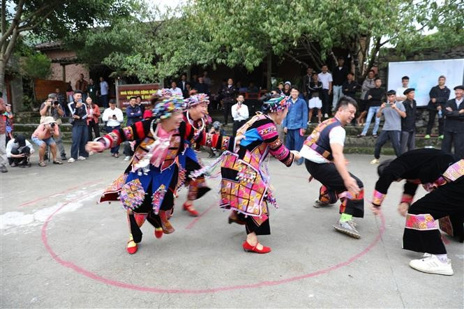 Los habitantes de Lo Lo Chai participan en danzas tradicionales, atrayendo a numerosos turistas para disfrutar y experimentar. (Foto: VNA)