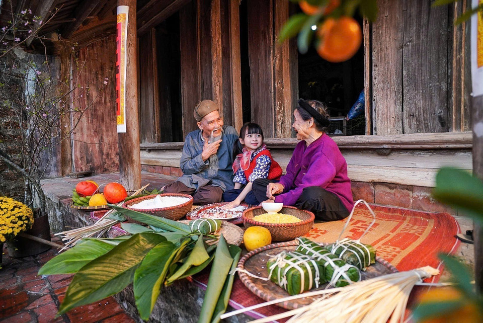 Los mayores de la familia comparten sobre las costumbres étnicas durante el Año Nuevo tradicional. Foto: VNA