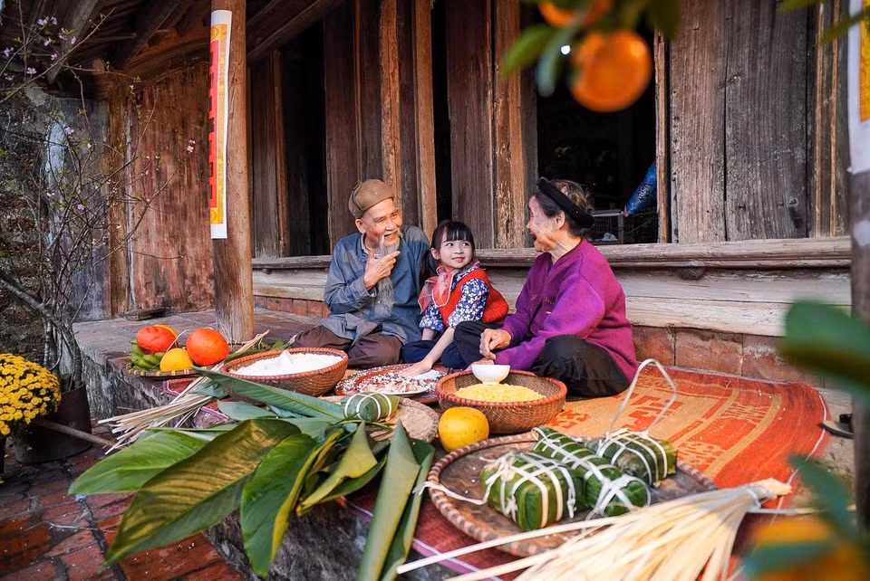 Los mayores de la familia comparten sobre las costumbres étnicas durante el Año Nuevo tradicional. Foto: VNA