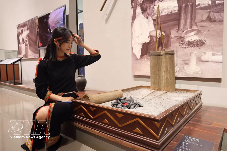Los visitantes pueden probarse trajes tradicionales y experimentar los espacios habitacionales típicos de los grupos étnicos de la Altiplanicie Occidental en el Museo de Dak Lak. Foto: VNA