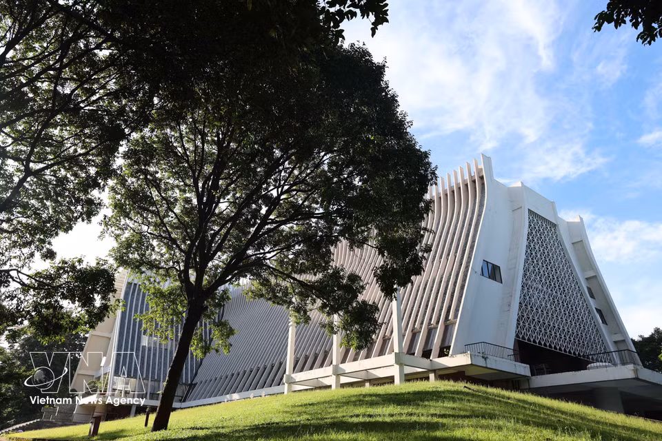 Inspirado en el estilo arquitectónico de las casas alargadas del pueblo Ede, el Museo de Dak Lak encarna la rica cultura de la Altiplanicie Occidental y refleja la armonía cultural y la solidaridad entre los grupos étnicos de la región. Foto: VNA