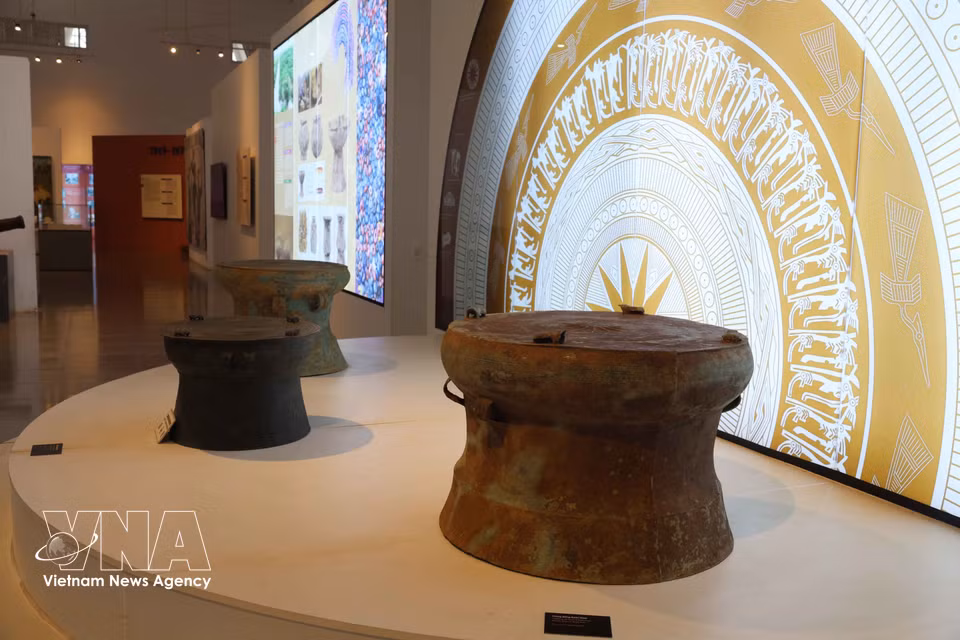 Se han descubierto trece tambores de bronce en Dak Lak, la cifra más alta entre las provincias de la Altiplanicie Occidental. Estos tambores, que datan de hace entre dos mil y dos mil 500 años, pertenecieron a los antiguos pueblos vietnamitas. Foto: VNA