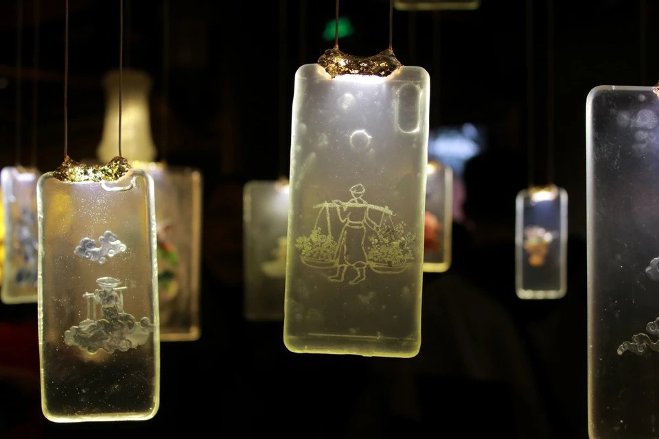 "Thien Quang" es una serie de obras de plástico compuesto moldeadas en fundas de teléfonos. (Foto: Vietnam+)