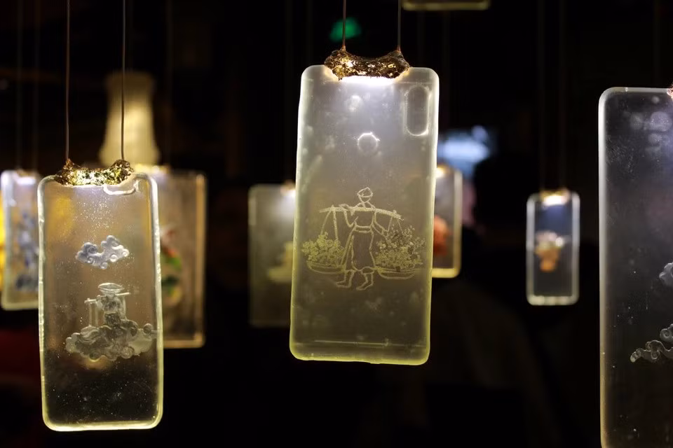 "Thien Quang" es una serie de obras de plástico compuesto moldeadas en fundas de teléfonos. (Foto: Vietnam+)