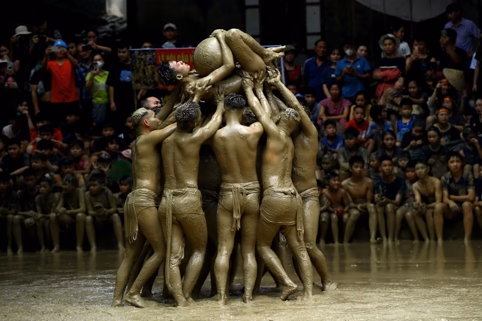 El festival de lucha acuática en la aldea de Van, comuna de Van Ha (Viet Yen, Bac Giang), es un ritual de culto al dios Sol de los agricultores y fue reconocido como Patrimonio Cultural Inmaterial Nacional en 2022. Foto: VNA