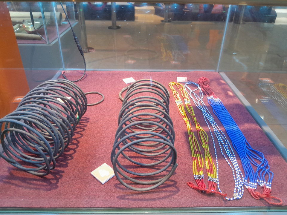 Pulseras, tobilleras y cuentas del pueblo S’tieng. (Foto: VNA)