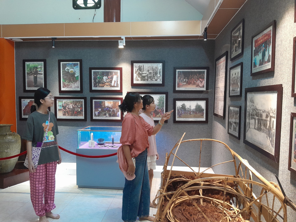 Turistas visitando el espacio que muestra la cultura del pueblo S’tieng. (Foto: VNA)