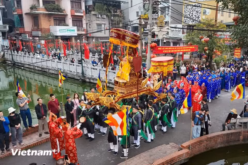 Cada tres años, la festividad se celebra con mayor esplendor, reuniendo a numerosos habitantes y visitantes provenientes de distintas regiones. (Foto: Vietnam+)