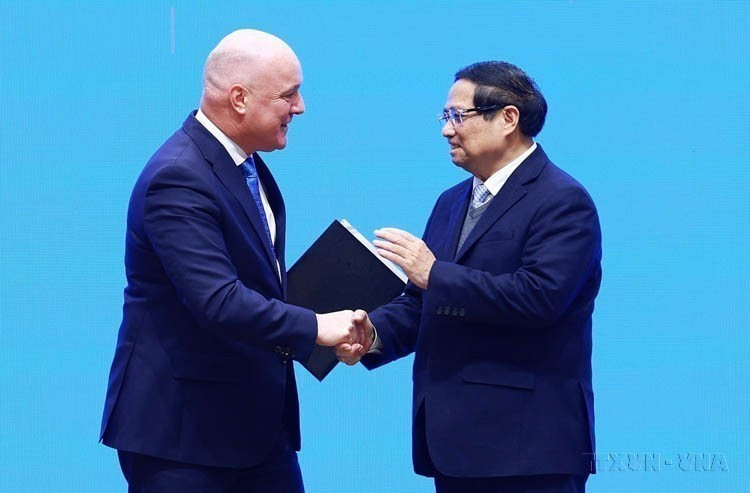 El primer ministro vietnamita, Pham Minh Chinh, y su homólogo neozelandés Christopher Luxon anunciaron la elevación de las relaciones entre ambos países a una asociación estratégica integral, en Hanoi, el 26 de febrero de 2025. Foto: VNA