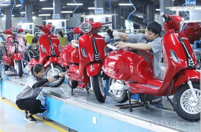 Gracias a la implementación de las reformas, Vietnam ha pasado de ser un país empobrecido con una infraestructura económica y social atrasada a un país en desarrollo de ingresos medios, profundamente integrado en las economías regional y global. En la imagen: Línea de ensamblaje de motocicletas eléctricas Roma Life en la empresa de motocicletas eléctricas DK Viet-Nhat. Foto: VNA