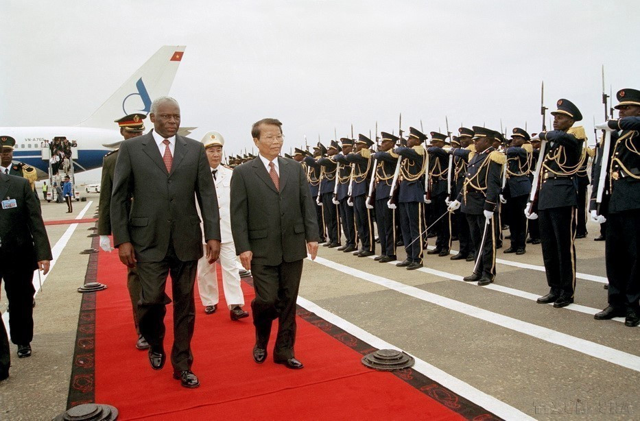 El presidente de Angola, José Eduardo dos Santos, y su homólogo vietnamita Tran Duc Luong pasaron revista a la guardia de honor en el aeropuerto internacional 4/2 de la capital Luanda, durante su visita oficial al país africano del 25 al 26 de octubre de 2002. Foto: VNA