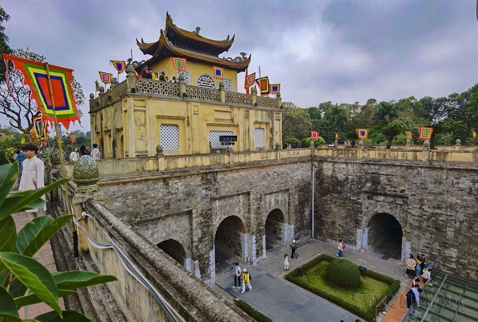 Reconocida por la UNESCO como Patrimonio Cultural de la Humanidad, la Ciudadela Imperial de Thang Long siempre ha sido un destino atractivo para muchos turistas que disfrutan explorando la cultura y la historia. Foto: VNA