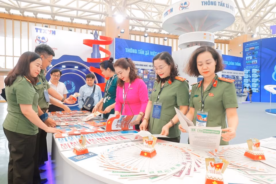 La exposición de los logros del país, bajo el lema "80 años de la Independencia - Libertad - Felicidad", se lleva a cabo del 28 de agosto al 5 de septiembre en el Centro Nacional de Exposiciones de Hanoi. La muestra está abierta gratuitamente a ciudadanos y turistas con motivo del 80.º aniversario del Día Nacional. En la foto: Visitantes en el área de exposición del VNA. (Foto: VNA)