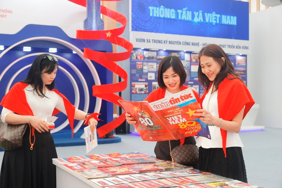 La exposición de los logros del país, bajo el lema "80 años de la Independencia - Libertad - Felicidad", se lleva a cabo del 28 de agosto al 5 de septiembre en el Centro Nacional de Exposiciones de Hanoi. La muestra está abierta gratuitamente a ciudadanos y turistas con motivo del 80.º aniversario del Día Nacional. En la foto: Visitantes en el área de exposición del VNA. (Foto: VNA)
