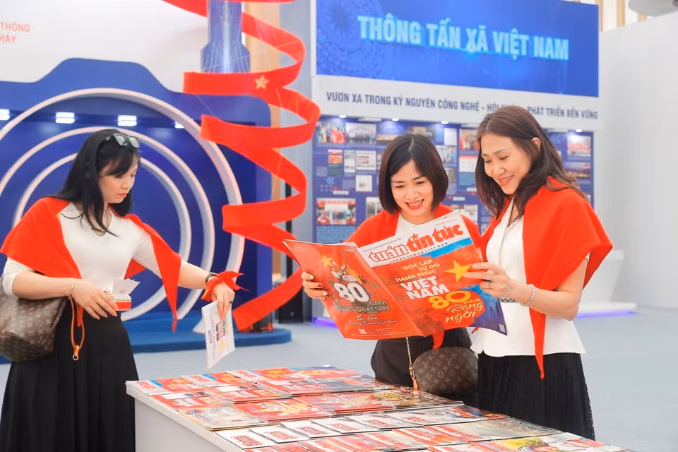 La exposición de los logros del país, bajo el lema "80 años de la Independencia - Libertad - Felicidad", se lleva a cabo del 28 de agosto al 5 de septiembre en el Centro Nacional de Exposiciones de Hanoi. La muestra está abierta gratuitamente a ciudadanos y turistas con motivo del 80.º aniversario del Día Nacional. En la foto: Visitantes en el área de exposición del VNA. (Foto: VNA)