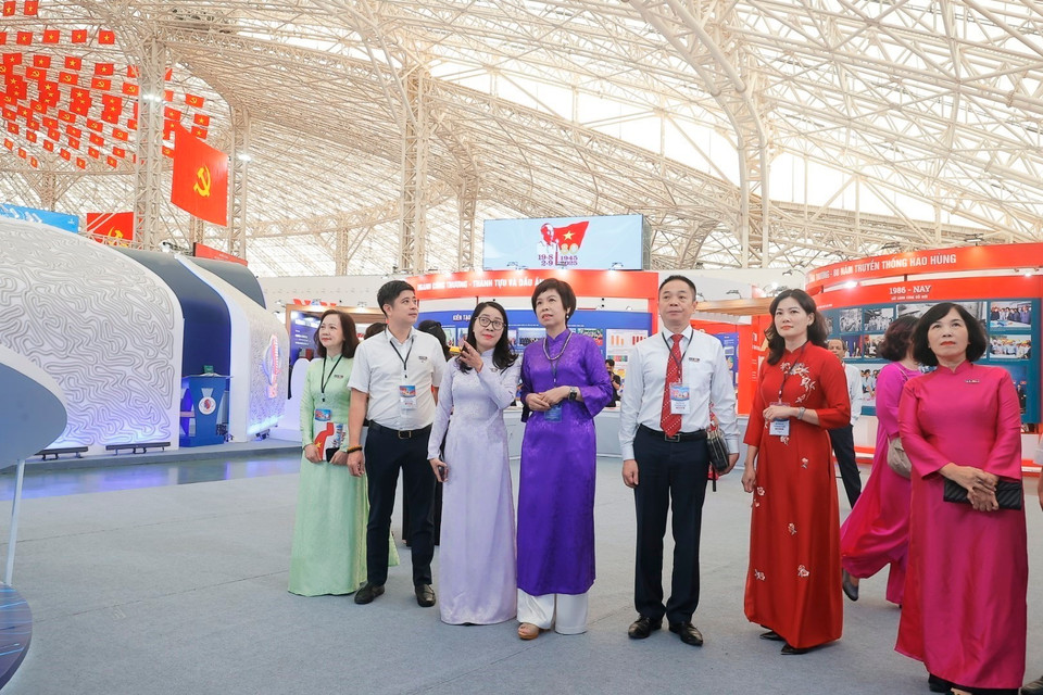 La directora general Vu Viet Trang y los delegados en el Área de Exhibición de la VNA. (Foto: VNA)