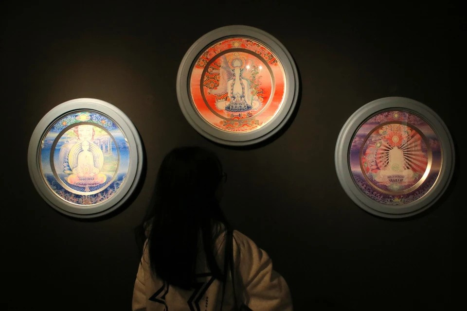 Tres de las cinco obras de la serie "El color del tiempo" que incluye cuadros sobre bandejas de aluminio, inspirados en la filosofía de los Cinco Elementos. (Foto: Vietnam+)