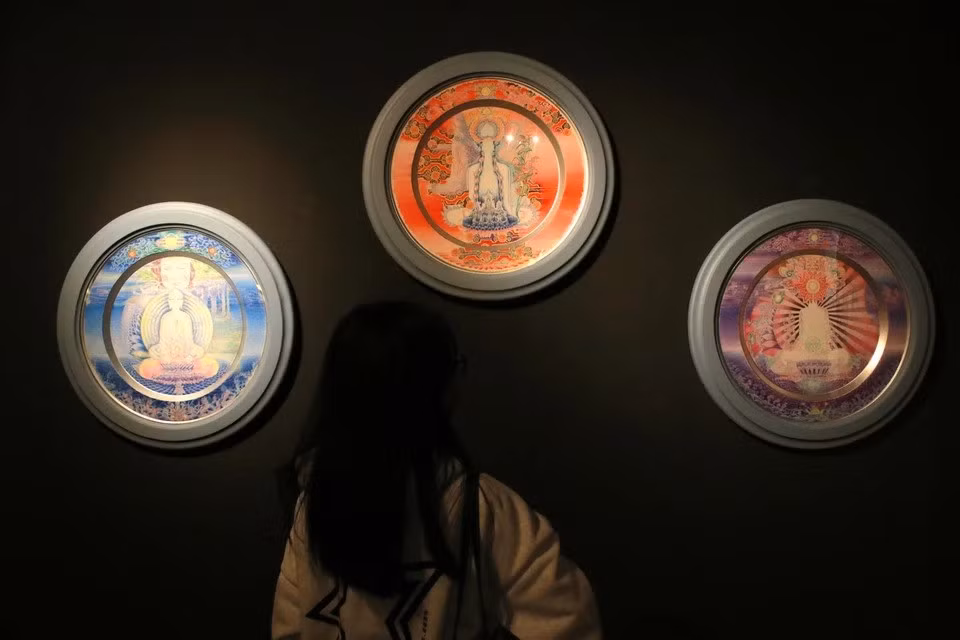 Tres de las cinco obras de la serie "El color del tiempo" que incluye cuadros sobre bandejas de aluminio, inspirados en la filosofía de los Cinco Elementos. (Foto: Vietnam+)