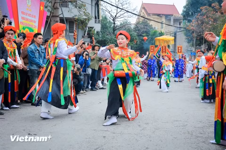 Pese al disfraz femenino, los movimientos transmiten una energía viril y un espíritu marcial. El festival de Trieu Khuc es reconocido como uno de los que mejor preserva la esencia original de las tradiciones populares, reflejando la identidad cultural y espiritual de Hanoi, capital milenaria de Vietnam. (Foto: Vietnam+)