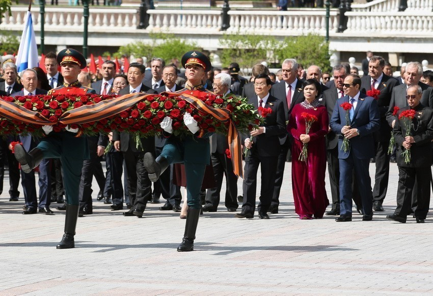 El presidente Truong Tan Sang y su esposa asistieron a la ceremonia de colocación de una corona floral en el Monumento al Soldado Desconocido en la Plaza Roja para conmemorar el 70 aniversario de la Victoria en la Gran Guerra Patria (Rusia, 9 de mayo de 2015). Foto: VNA