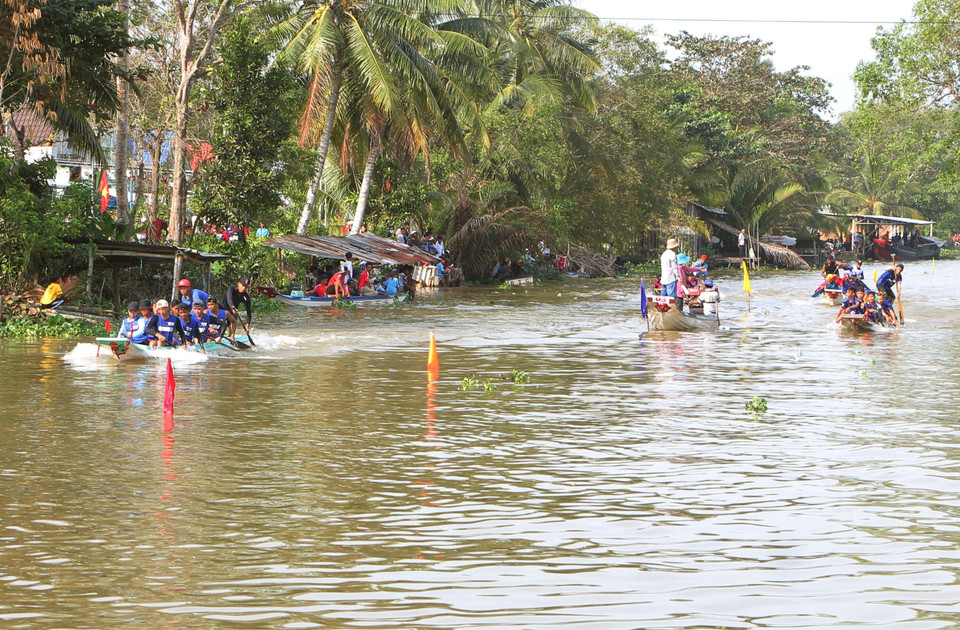 Los equipos participantes compiten en la carrera de 600 metros. Foto: VNA