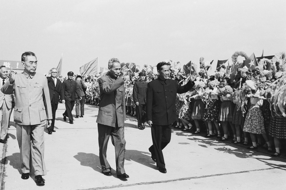 Las personas de Beijing dieron una cálida bienvenida a la delegación del Gobierno vietnamita, encabezada por Le Duan y Pham Van Dong, quienes visitaron China en junio de 1973. Foto: VNA