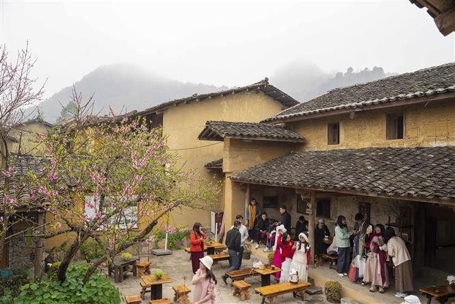 Turistas llegan al pueblo de Lo Lo Chai. (Foto: VNA)