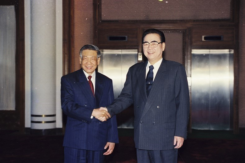 Durante la visita del secretario general del Partido Comunista de Vietnam, Le Kha Phieu, a China en febrero de 1999, los dos países identificaron el lema de 16 palabras para promover las relaciones bilaterales en el siglo XXI como "vecindad amistosa, cooperación integral, sostenible y duradera, hacia el futuro". En la foto: el secretario general del Partido Comunista de Vietnam, Le Kha Phieu, se reunió con Li Peng, miembro del Comité Permanente del Buró Político del Partido Comunista de China y presidente del Comité Permanente de la Asamblea Popular Nacional (26 de febrero de 1999). Foto: VNA