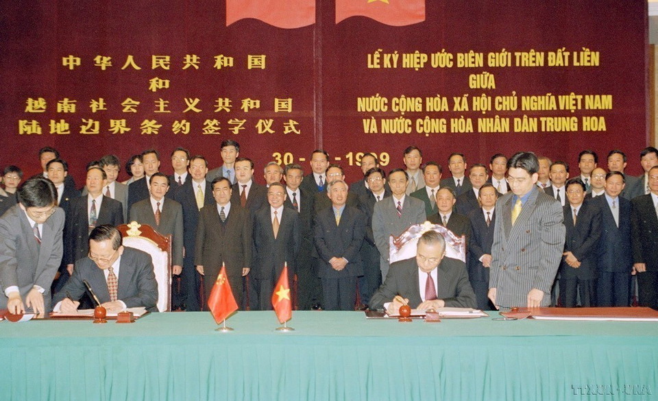 El viceprimer ministro y titular de Relaciones Exteriores Nguyen Manh Cam y el canciller chino Tang Jiaxuan firmaron el tratado de frontera terrestre entre Vietnam y China en Hanoi el 30 de diciembre de 1999. Foto: VNA