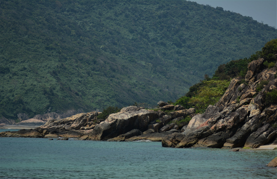 La isla de Son Cha cuenta con una extensa y majestuosa playa rocosa de una gran belleza. (Foto: VNA)