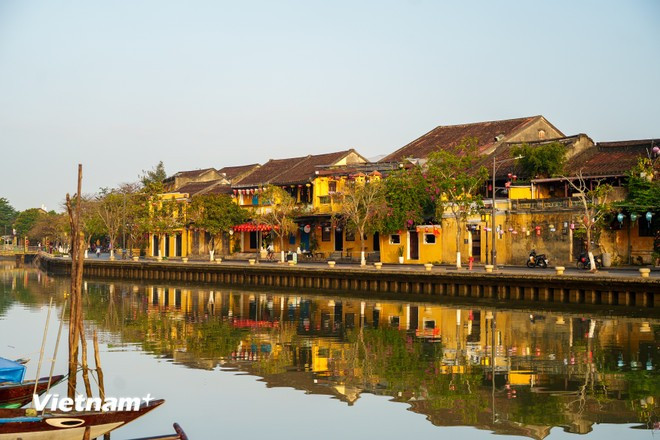 Las hileras de casas antiguas se extienden en silencio, sus reflejos brillando en el río Hoai, un momento excepcional donde la arquitectura se aprecia en su máxima expresión. (Foto: Vietnam+)