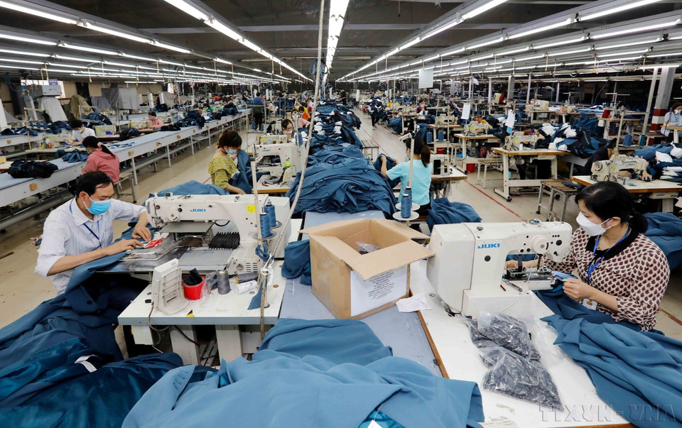 Las exportaciones de Vietnam a Angola se centran principalmente en productos como arroz, textiles y fertilizantes... En la foto: Productos para exportación en la empresa textil Ho Guom. Foto: VNA