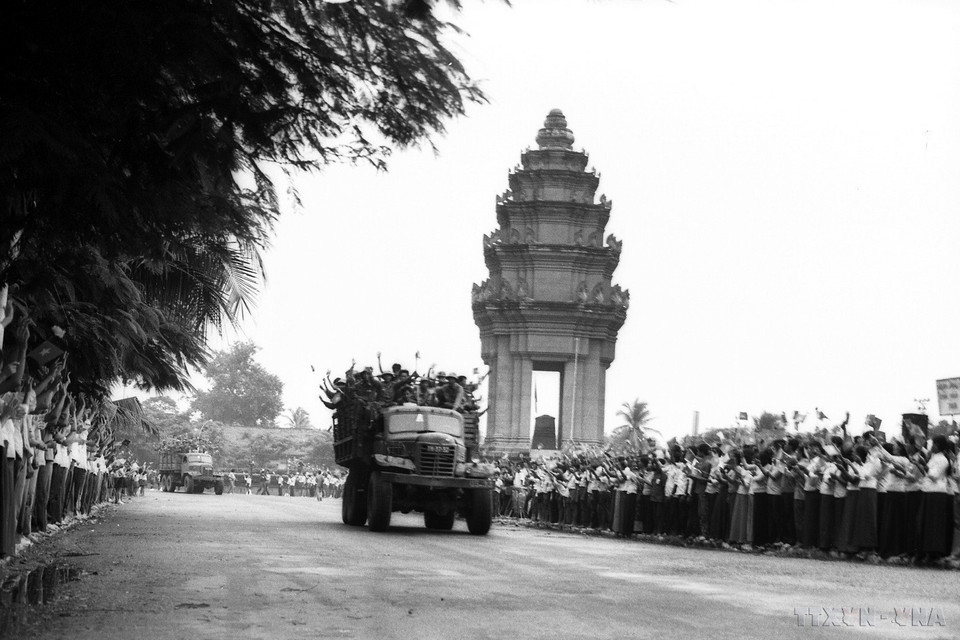 Decenas de miles de personas en Phnom Penh se congregaron en las calles para despedir a los soldados voluntarios vietnamitas, que habían cumplido su servicio internacional y regresaban al país, junio de 1984. (Foto: VNA)